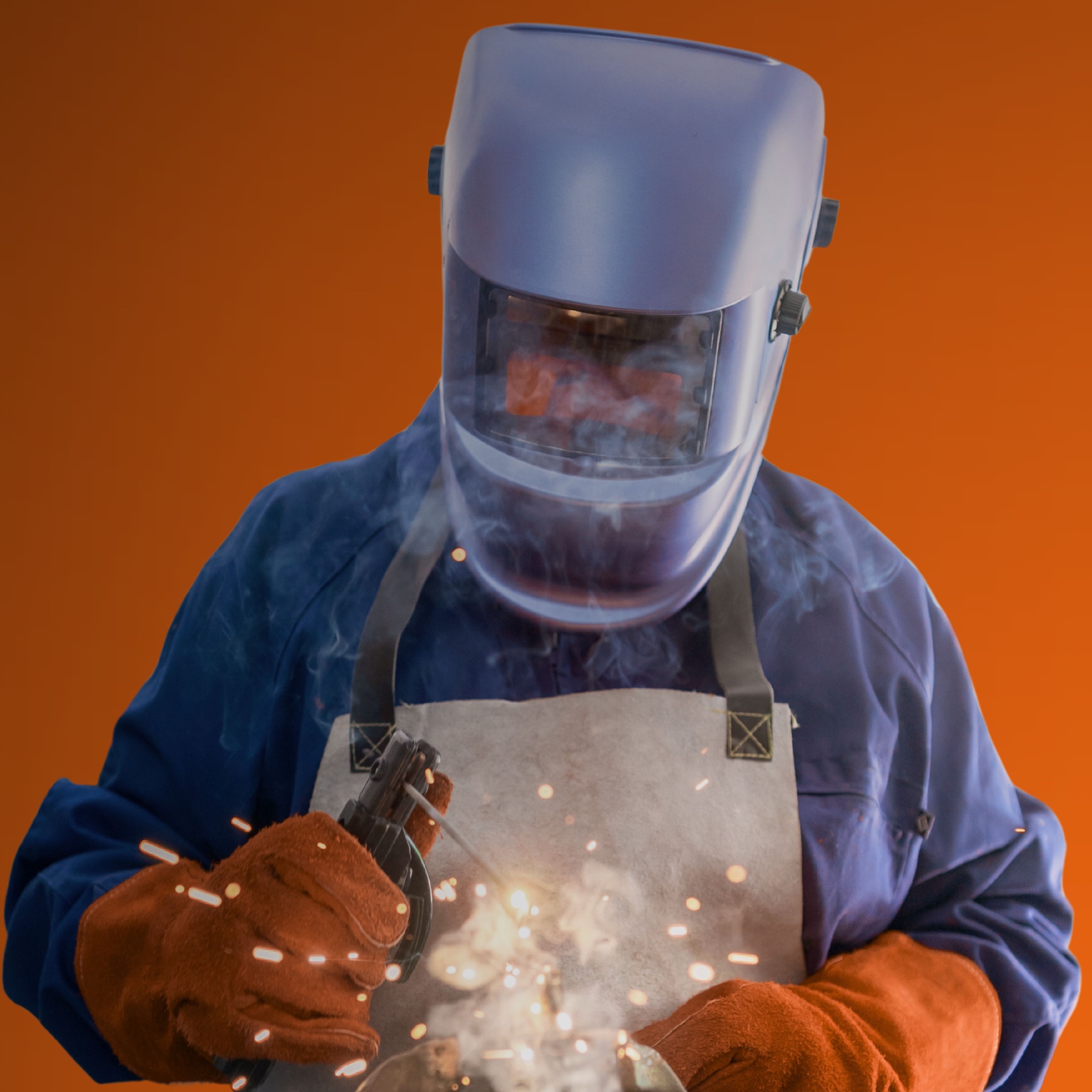 Operatore con maschera durante una lavorazione su acciaio inox