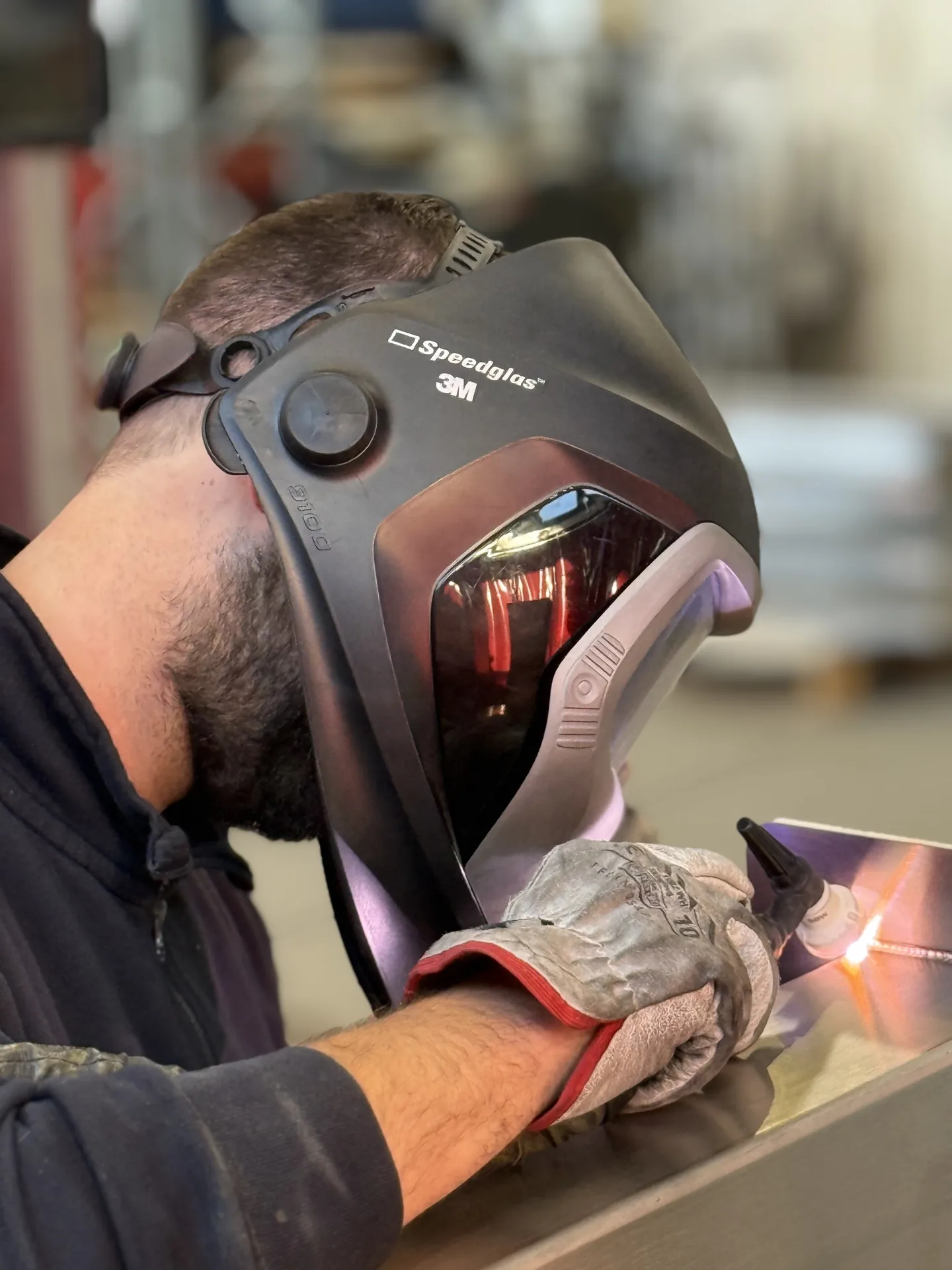 Operatore Laser Tech durante una lavorazione di saldatura su acciaio inox