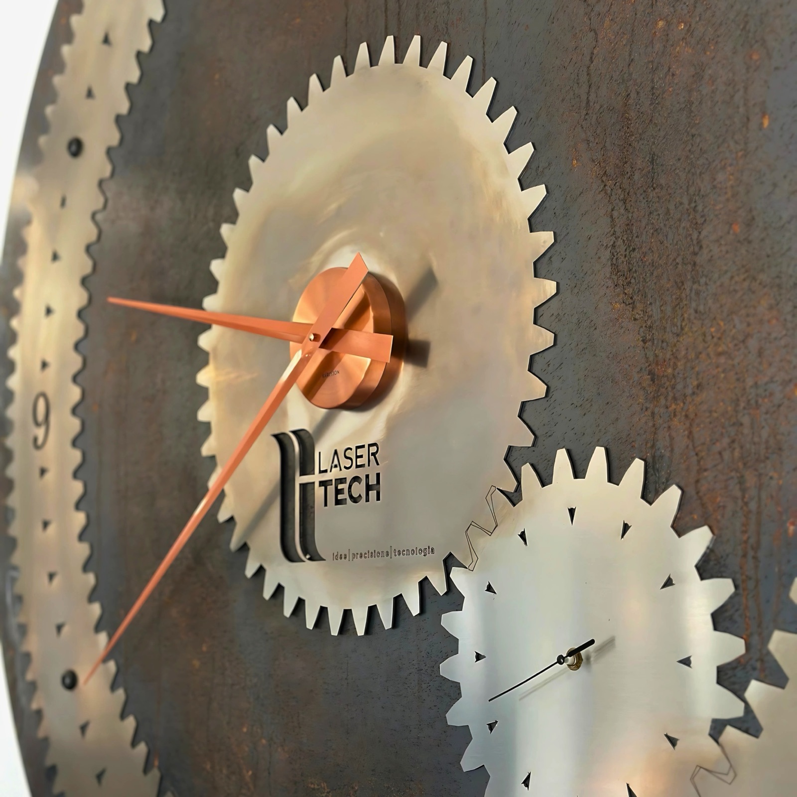 Orologio decorativo in acciaio con ingranaggi a vista realizzato su misura da Laser Tech