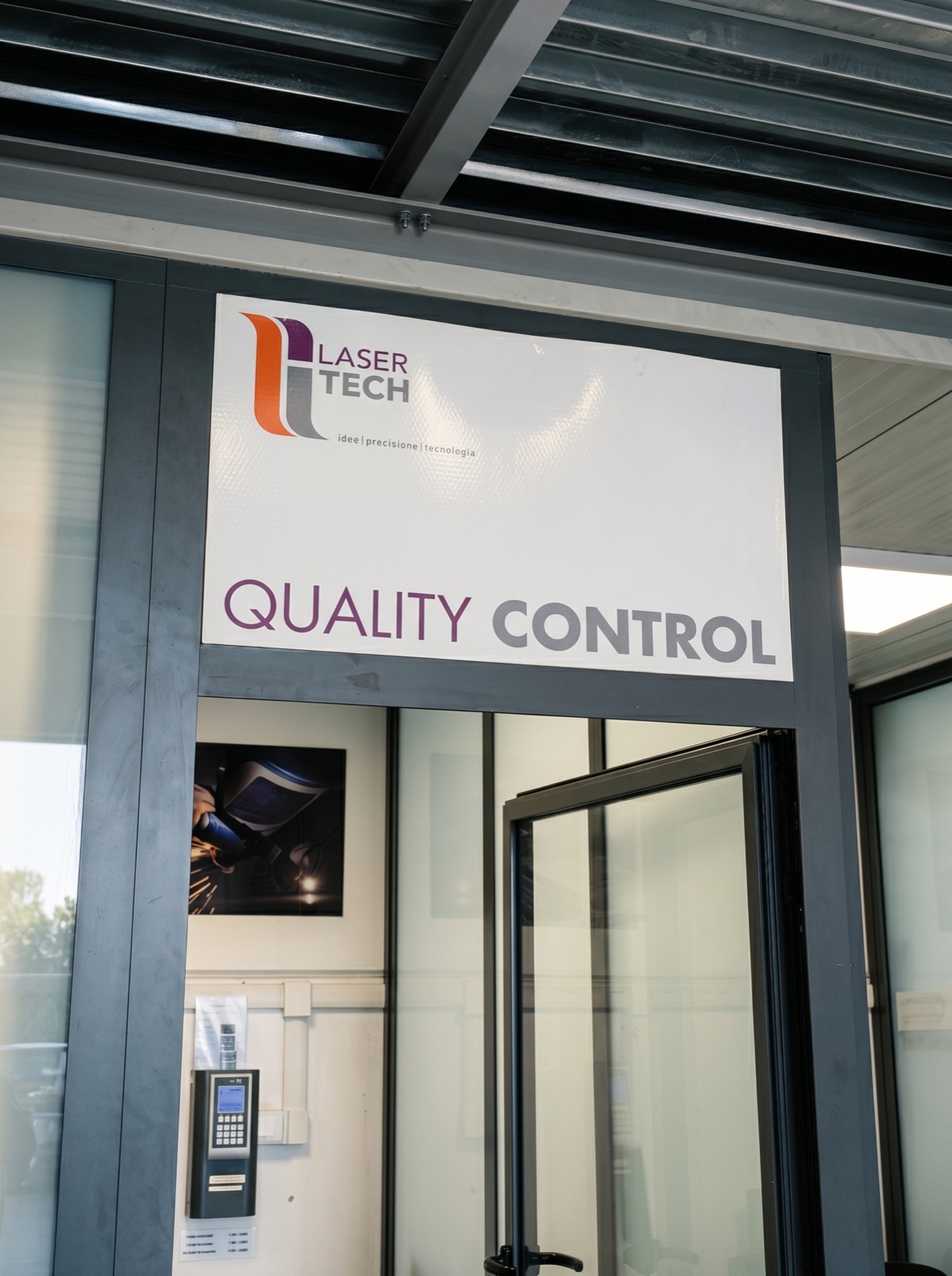 Ingresso del reparto controllo qualità di Laser Tech