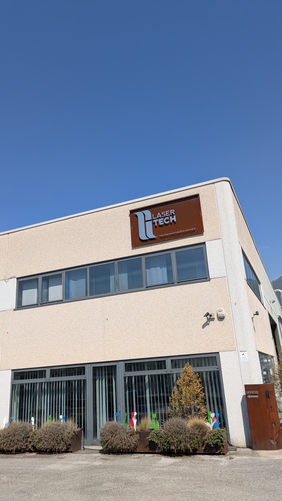Facciata esterna della sede Laser Tech a Schio, Vicenza