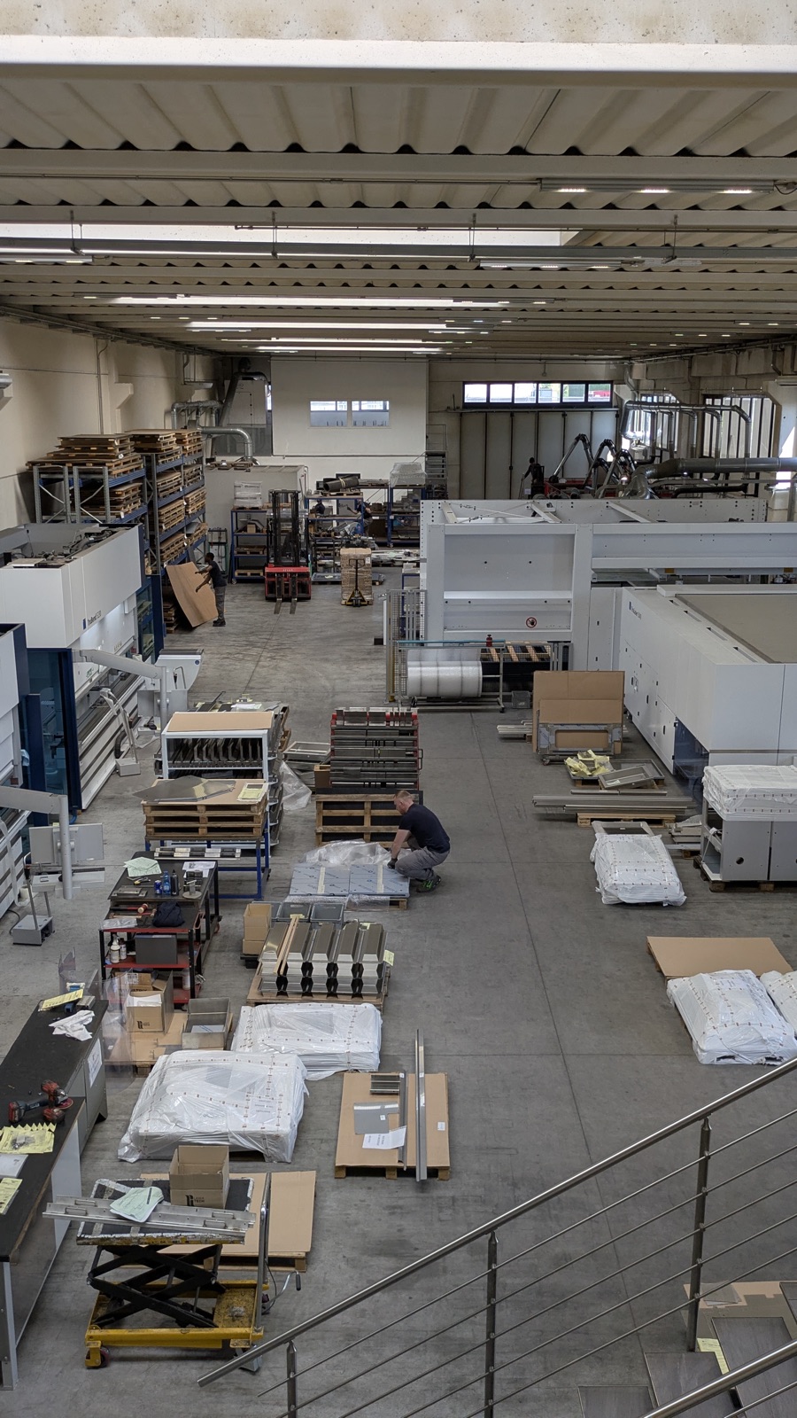 Vista dall'alto del reparto di produzione Laser Tech