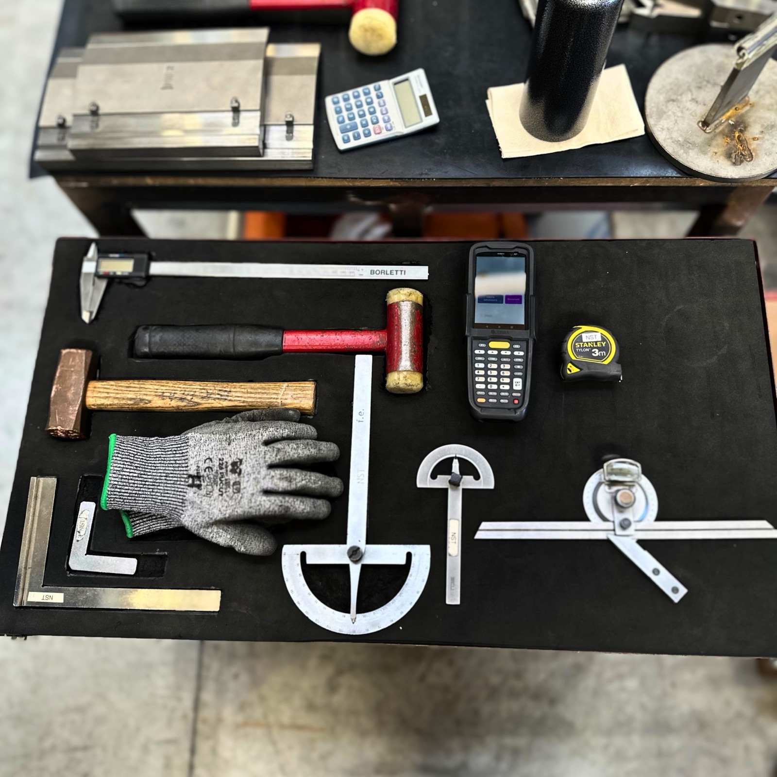 Strumenti di misura sul banco del reparto controllo qualità Laser Tech